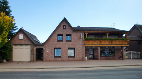 Außenansicht des Salons Bruhn an der Wilhelmshavener Straße in Lehmden